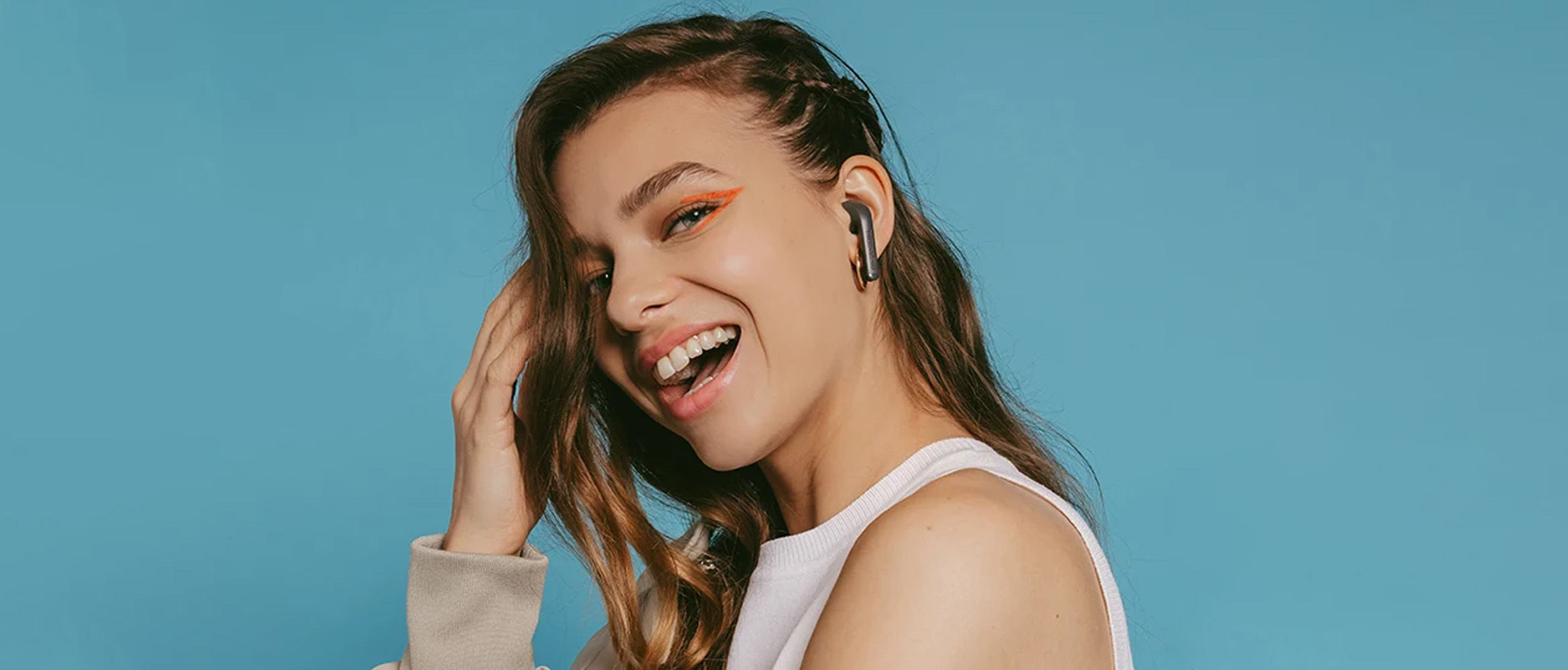 Earbuds

Earbuds are wireless earphones that connect to your phone via bluetooth. The earbuds charge automatically in the supplied case, so you can enjoy your favourite music or podcast on the go for hours!