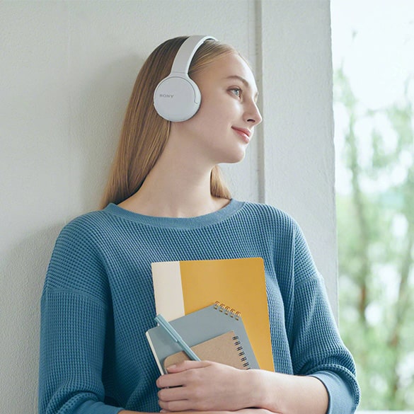 On-Ear Headphones

With On-Ear headphones, the ear pads rest on the ear, but a soft surface will not cause your ears to ache. The ears are not completely closed off, which means that environmental sounds can still be heard slightly.